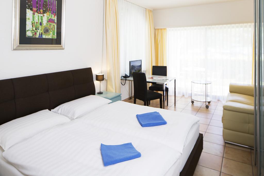 Al Hotel